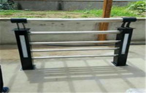 不锈钢复合管护栏有锈斑了怎么办？