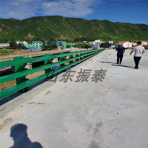 高速公路防撞护栏